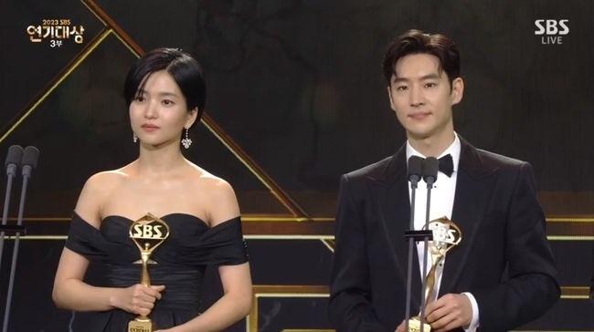 Không khí xúc động ở lễ trao giải SBS, đồng nghiệp tưởng nhớ Lee Sun Kyun: Tạm biệt em trai-1