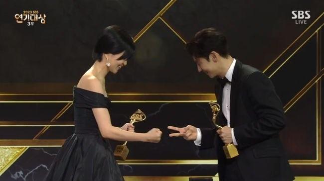 Không khí xúc động ở lễ trao giải SBS, đồng nghiệp tưởng nhớ Lee Sun Kyun: Tạm biệt em trai-2