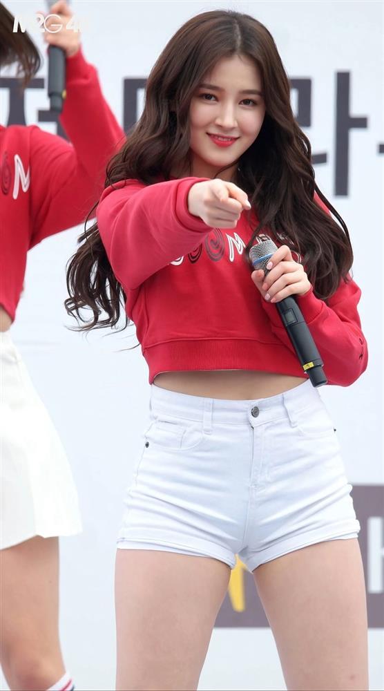 Cô gái gây sốt ở phố đi bộ Hà Nội được bình chọn đẹp nhất thế giới 2023-12