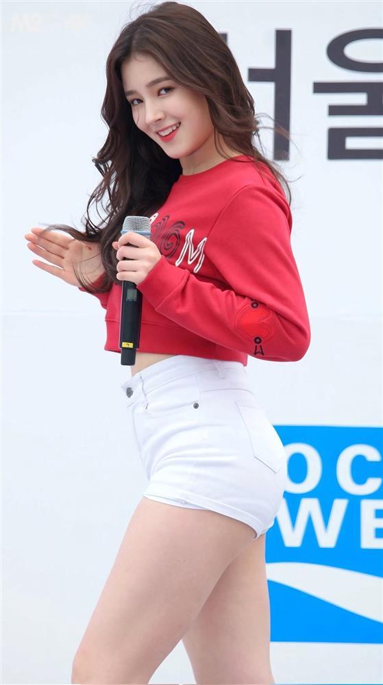 Cô gái gây sốt ở phố đi bộ Hà Nội được bình chọn đẹp nhất thế giới 2023-13