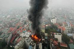 Tầng tum nhà dân ở Hà Nội bốc cháy như đuốc ngày cuối năm