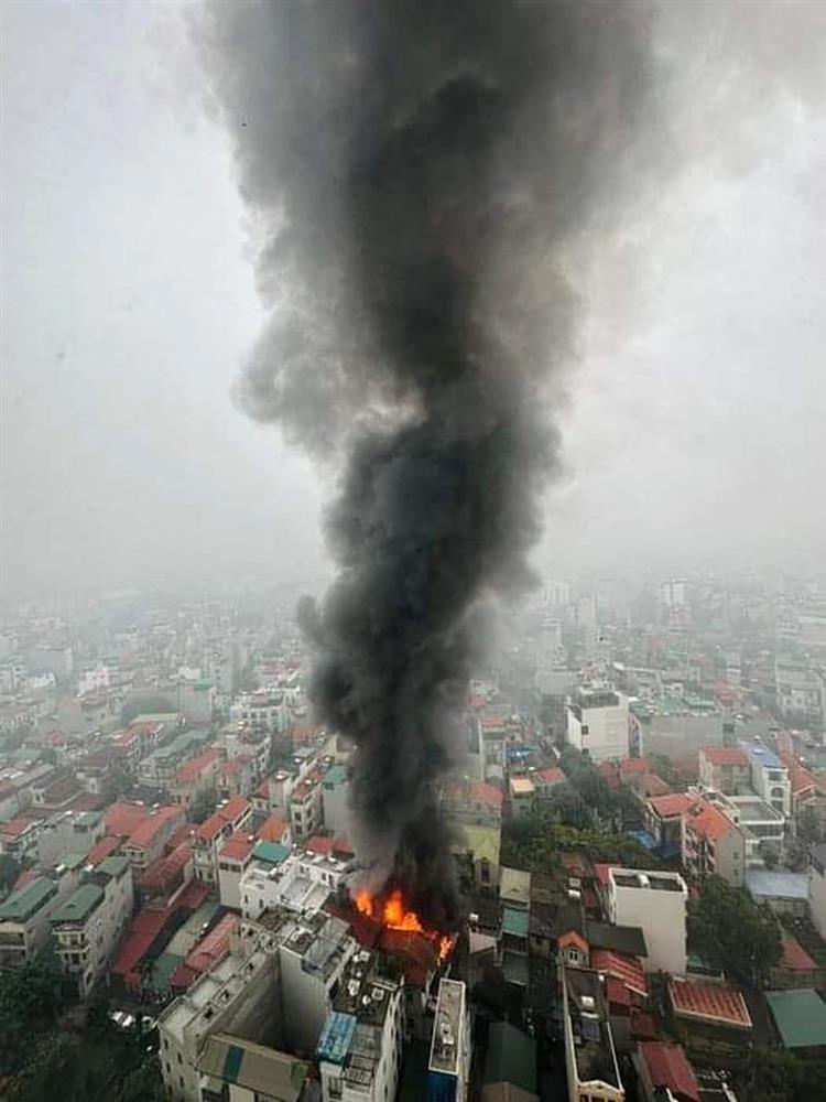 Tầng tum nhà dân ở Hà Nội bốc cháy như đuốc ngày cuối năm-1