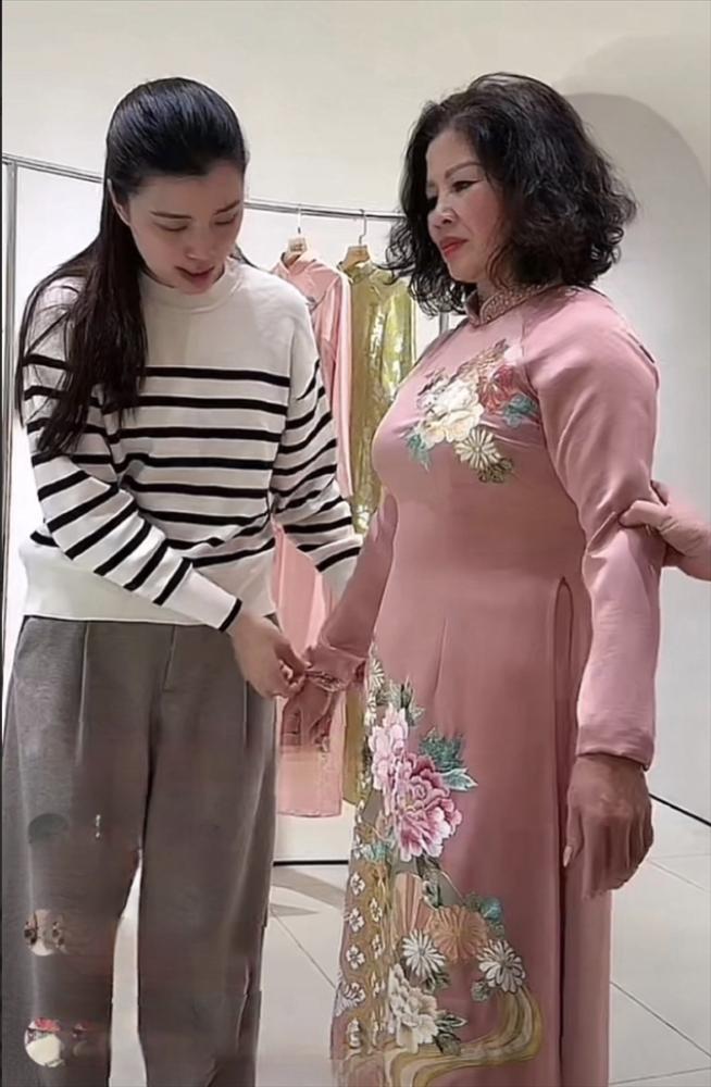Mẹ ruột Quang Hải thử áo dài chuẩn bị lễ ăn hỏi con trai và Chu Thanh Huyền-2