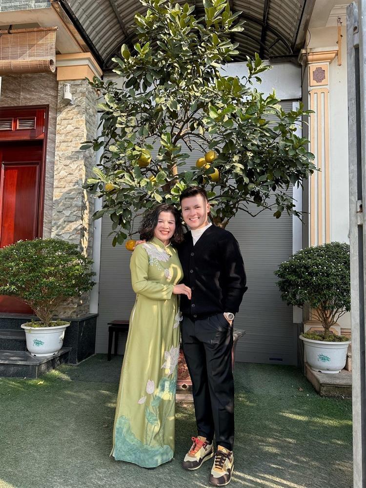 Mẹ ruột Quang Hải thử áo dài chuẩn bị lễ ăn hỏi con trai và Chu Thanh Huyền-5