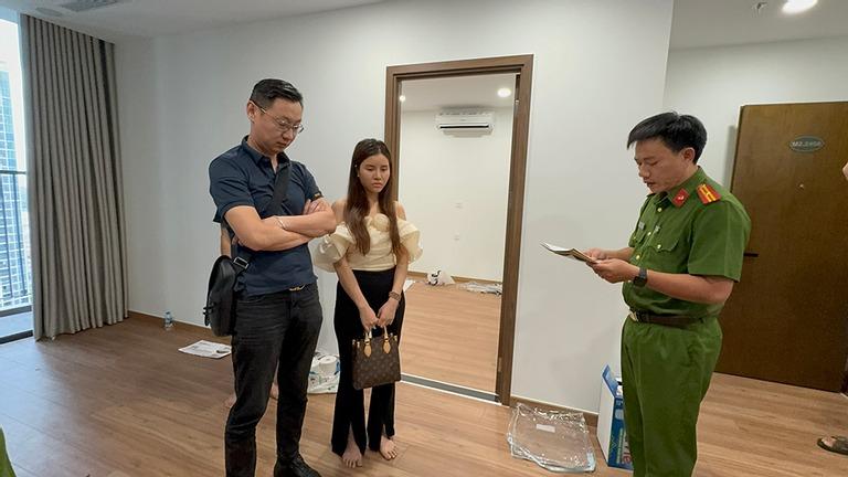 Cảnh sát dùng máy đếm tiền thu 21,5 tỷ đồng của ổ mại dâm núp bóng nhà hàng-1