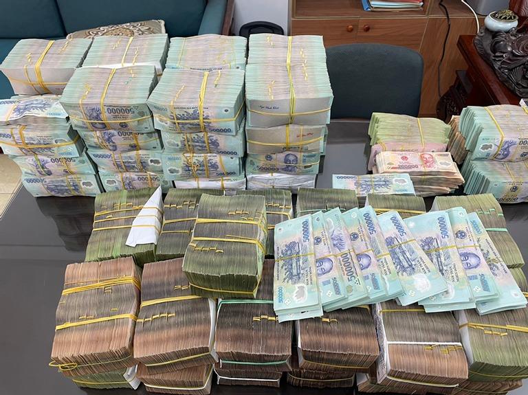 Cảnh sát dùng máy đếm tiền thu 21,5 tỷ đồng của ổ mại dâm núp bóng nhà hàng-4