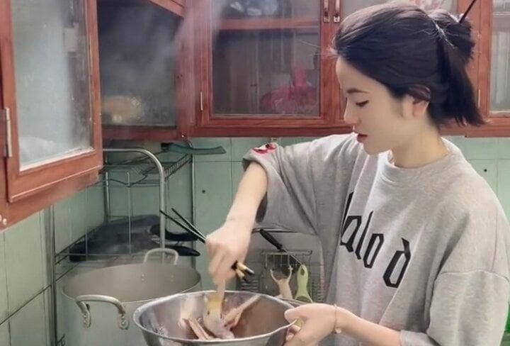 Trước ngày ăn hỏi, vợ sắp cưới của Quang Hải vào bếp trổ tài nấu ăn-1