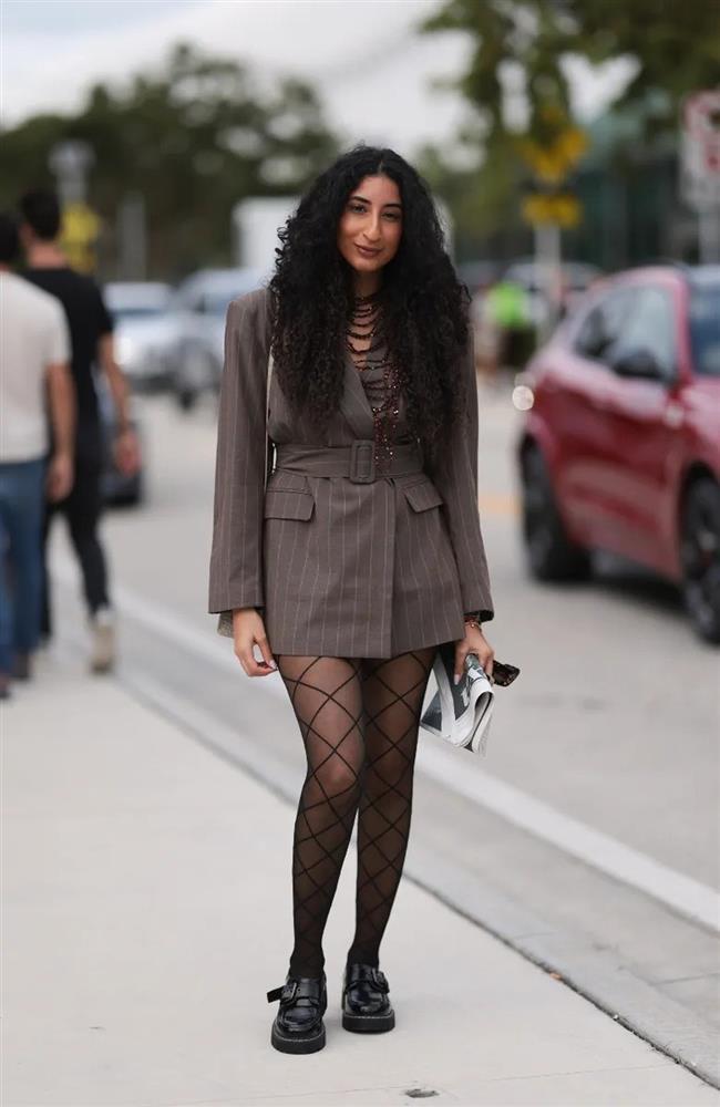 Kiểu váy vừa thanh lịch, vừa giúp phụ nữ khoe đôi chân quyến rũ-7