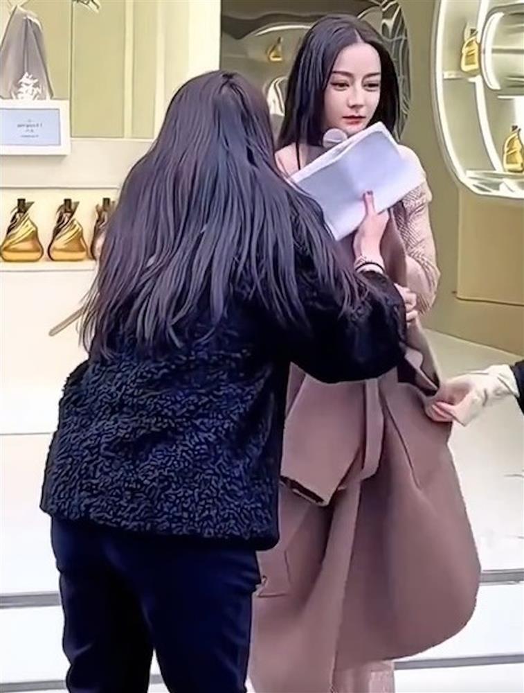 Vòng ba lép xẹp của Địch Lệ Nhiệt Ba gây xôn xao mạng xã hội-1