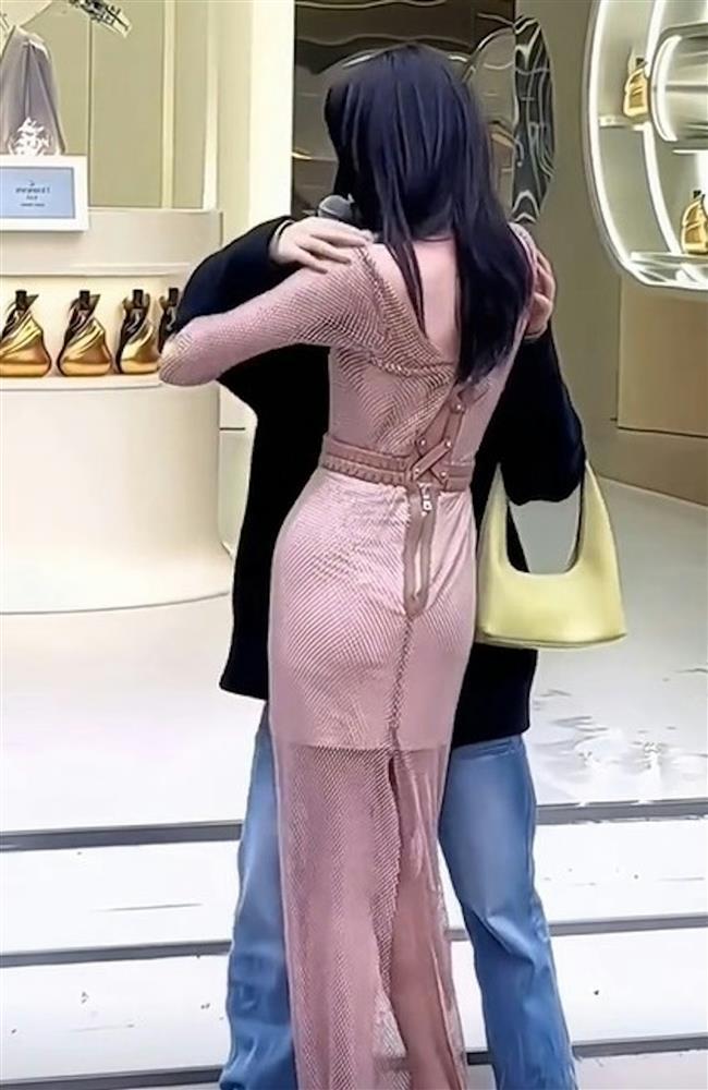 Vòng ba lép xẹp của Địch Lệ Nhiệt Ba gây xôn xao mạng xã hội-2