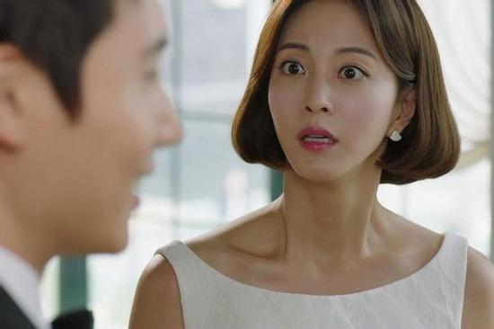 Dọn nhà cuối năm, vợ điếng người phát hiện bí mật chồng giấu trong ngăn tủ quần áo