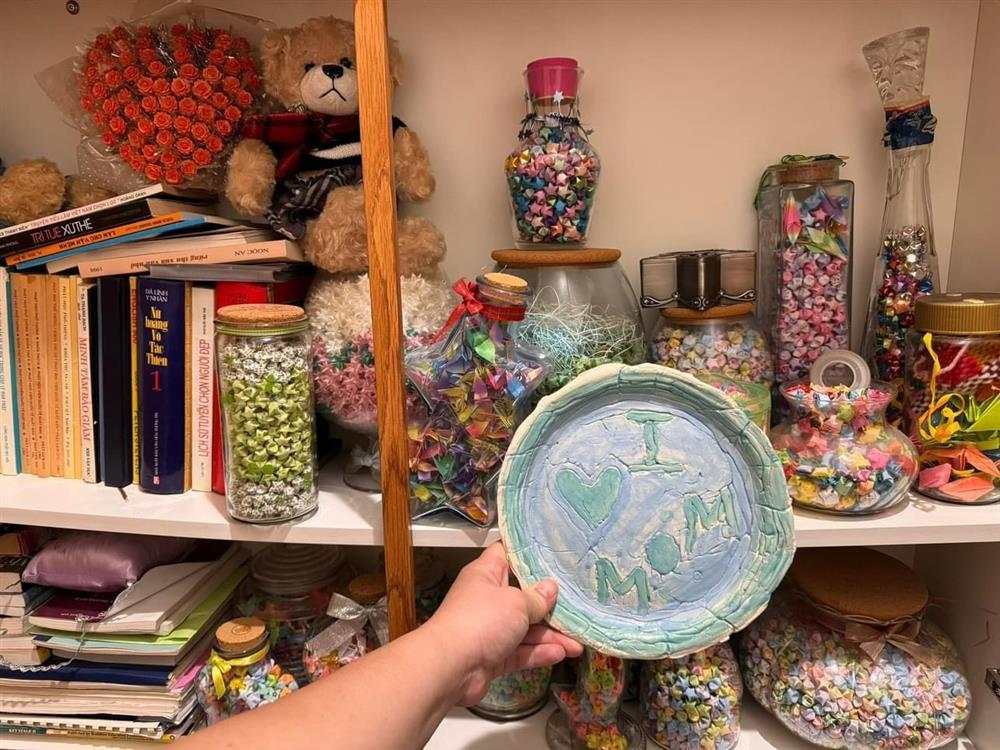 Con gái Phi Nhung khoe món quà thuở nhỏ tặng mẹ, tiết lộ cuộc sống thay đổi sau khi mẹ qua đời-2