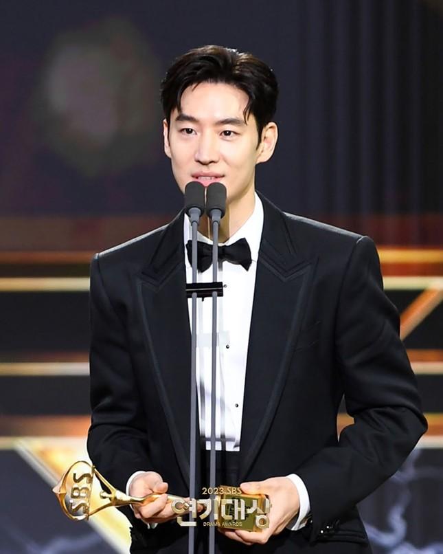 Nam diễn viên bị công kích vì tưởng nhớ Lee Sun Kyun-1