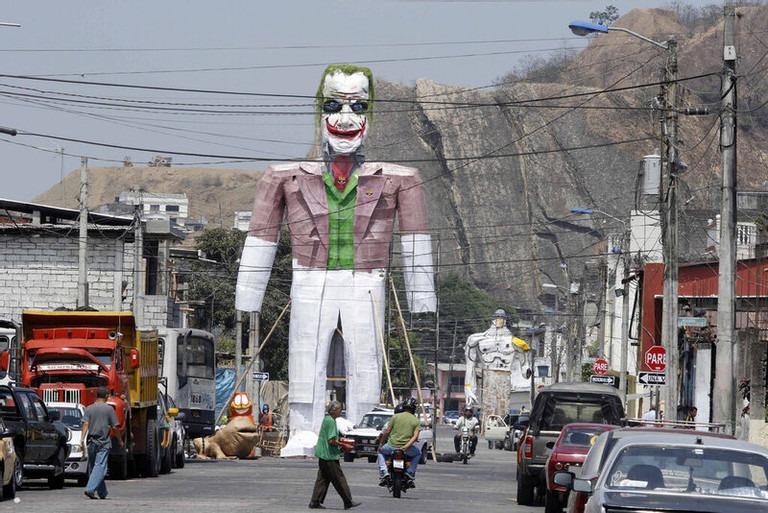 Phong tục đón năm mới ăn 12 quả nho, đốt hình nộm để xua đuổi vận xui-1