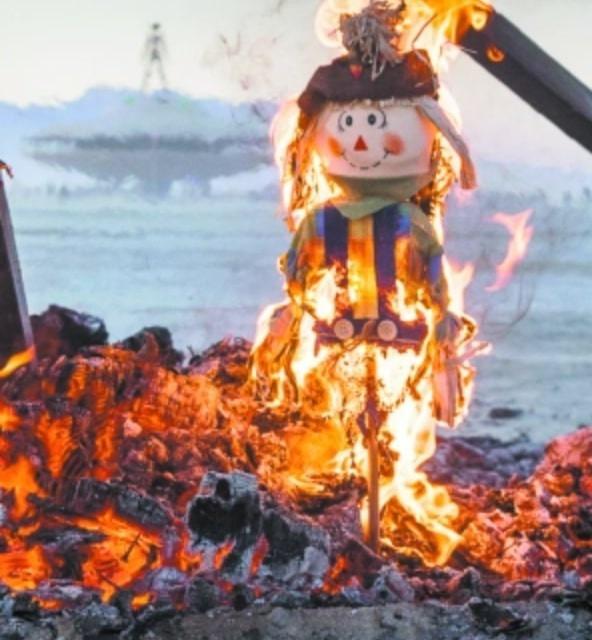 Phong tục đón năm mới ăn 12 quả nho, đốt hình nộm để xua đuổi vận xui-2