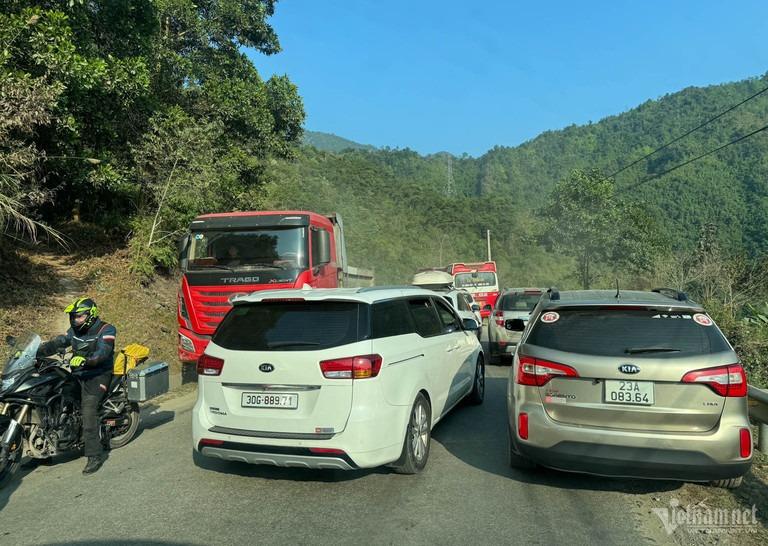 Khách đổ về Hà Giang nghỉ Tết Dương lịch, đường lên cổng trời Quản Bạ tắc cứng-1