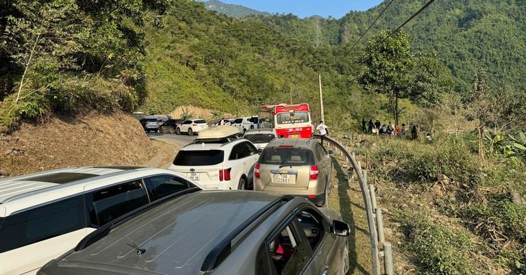 Khách đổ về Hà Giang nghỉ Tết Dương lịch, đường lên cổng trời Quản Bạ tắc cứng-2