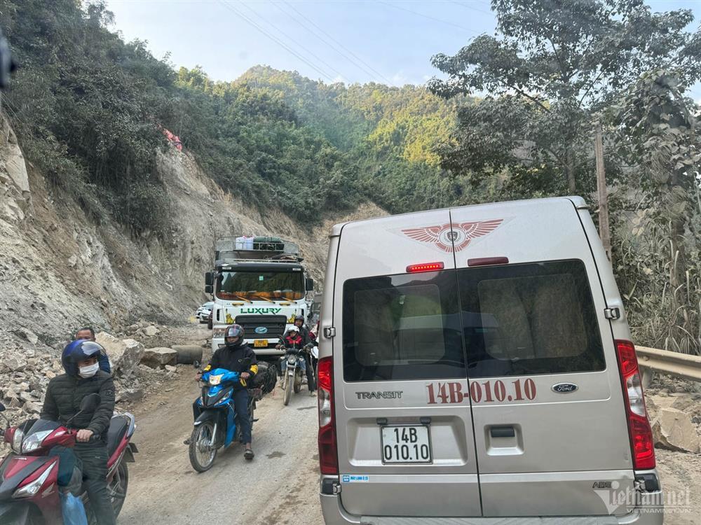 Khách đổ về Hà Giang nghỉ Tết Dương lịch, đường lên cổng trời Quản Bạ tắc cứng-3