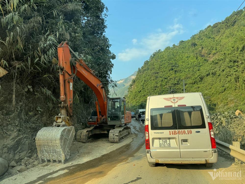 Khách đổ về Hà Giang nghỉ Tết Dương lịch, đường lên cổng trời Quản Bạ tắc cứng-4