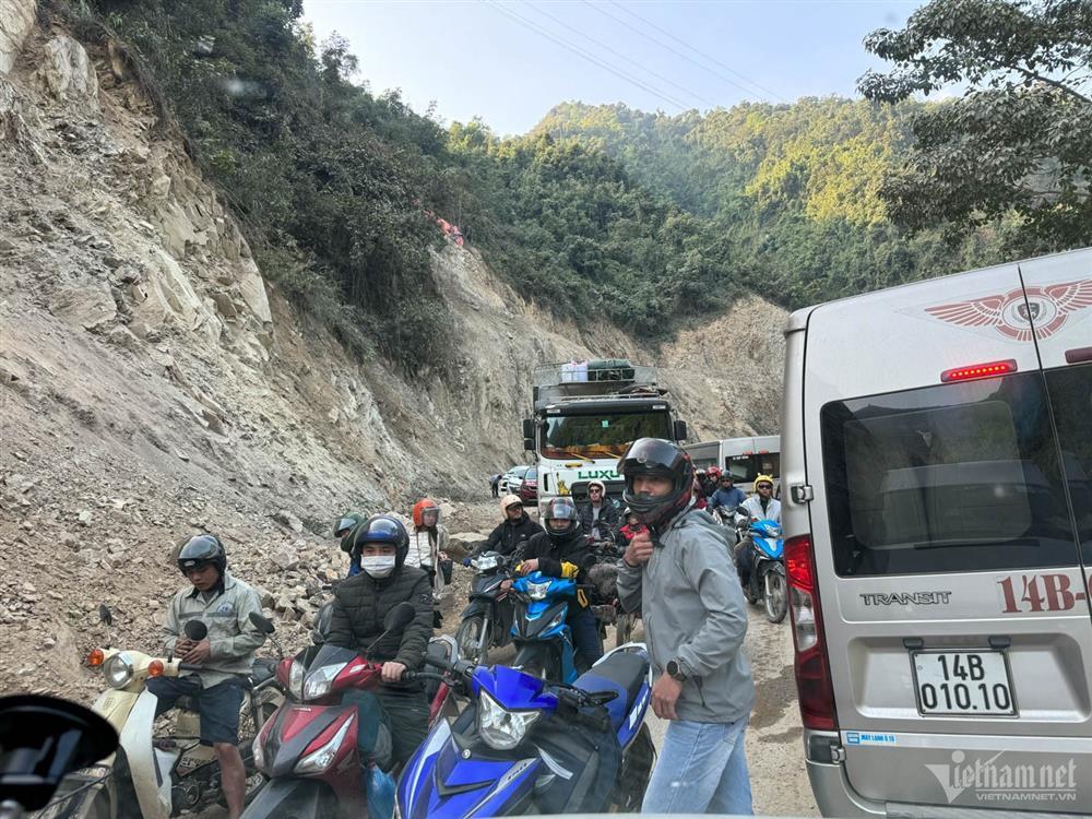 Khách đổ về Hà Giang nghỉ Tết Dương lịch, đường lên cổng trời Quản Bạ tắc cứng-5