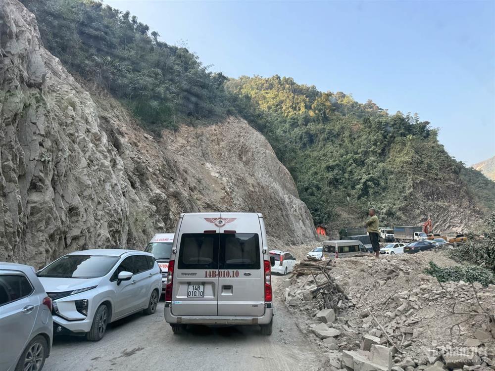 Khách đổ về Hà Giang nghỉ Tết Dương lịch, đường lên cổng trời Quản Bạ tắc cứng-6