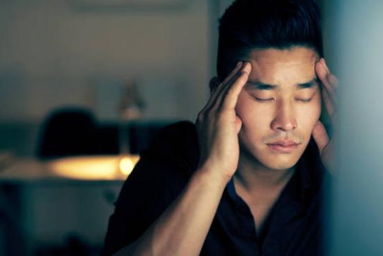 Cô hàng xóm hẹn gặp, chìa ra tờ giấy khiến tôi chết lặng