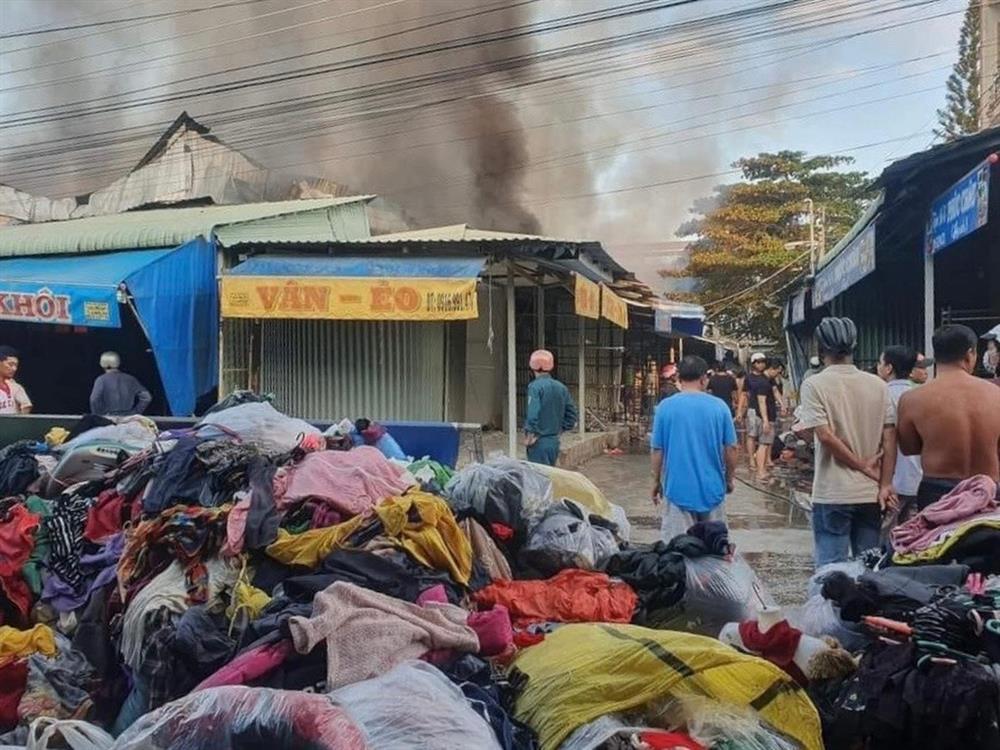 Cháy chợ quần áo cũ lớn nhất miền Tây, cả trăm sạp hàng bị thiêu rụi-1