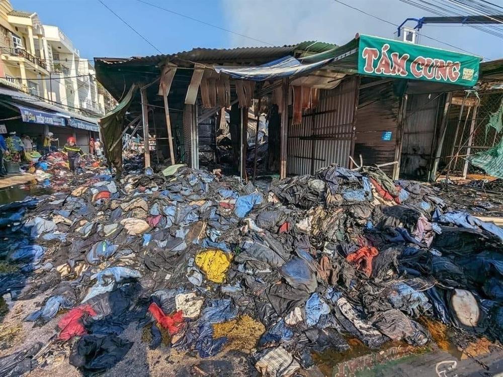 Cháy chợ quần áo cũ lớn nhất miền Tây, cả trăm sạp hàng bị thiêu rụi-2