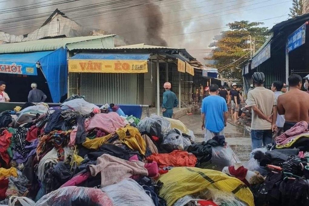 Cửa hàng phụ tùng ô tô bốc cháy, 2 ô tô bị thiêu rụi-2