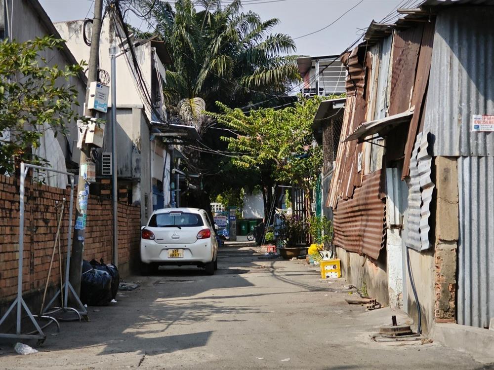 Hai anh em bị nhóm người chém tới tấp trong con hẻm ở TPHCM-1