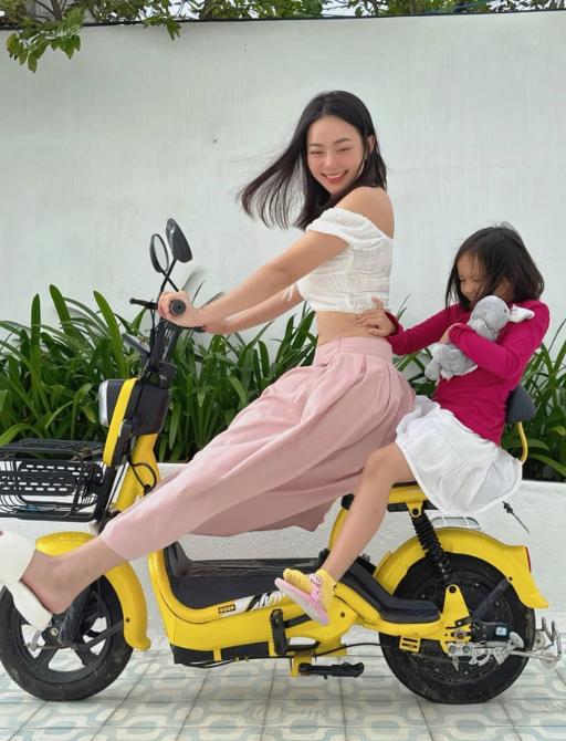 Phan Như Thảo khoe khoảnh khắc khóa môi với chồng, con gái 7 tuổi gây chú ý với chân dài miên man-3