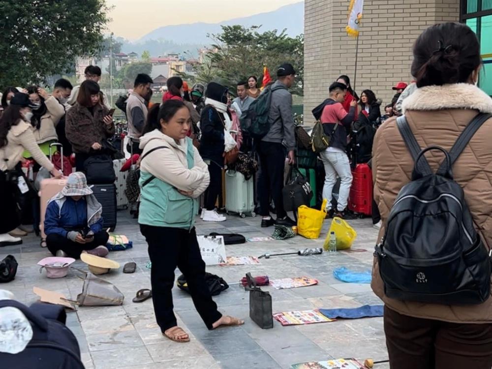 Biển người chờ đợi 5 tiếng, dùng... dép để giữ chỗ ở cửa khẩu Lào Cai-1