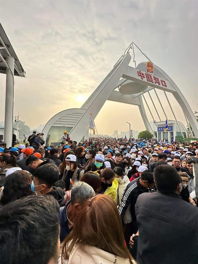 Biển người chờ đợi 5 tiếng, dùng... dép để giữ chỗ ở cửa khẩu Lào Cai-2