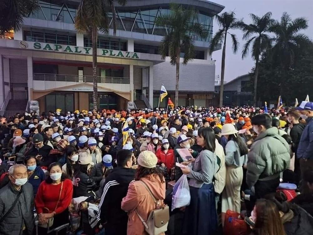 Biển người chờ đợi 5 tiếng, dùng... dép để giữ chỗ ở cửa khẩu Lào Cai-3