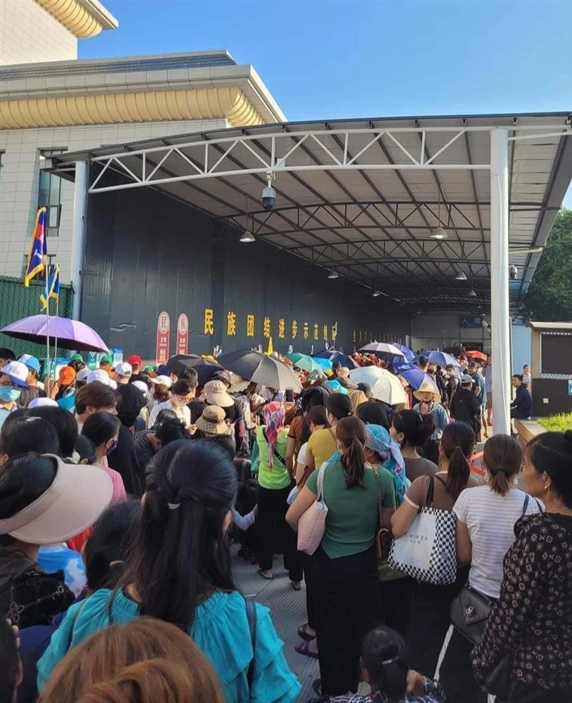 Biển người chờ đợi 5 tiếng, dùng... dép để giữ chỗ ở cửa khẩu Lào Cai-4