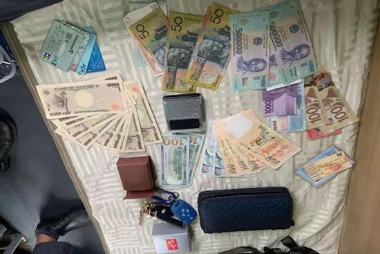 Hành khách bỏ quên ví chứa ngoại tệ trị giá gần 60 triệu đồng trên tàu hỏa