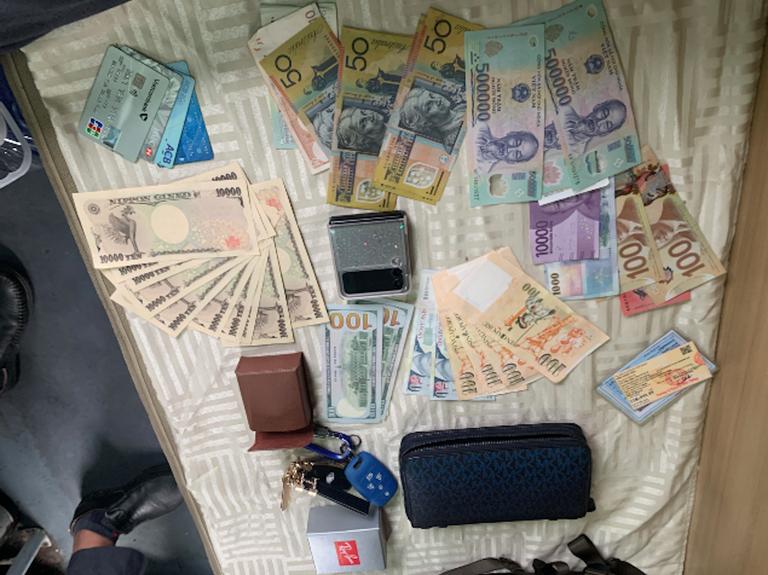 Hành khách bỏ quên ví chứa ngoại tệ trị giá gần 60 triệu đồng trên tàu hỏa-1