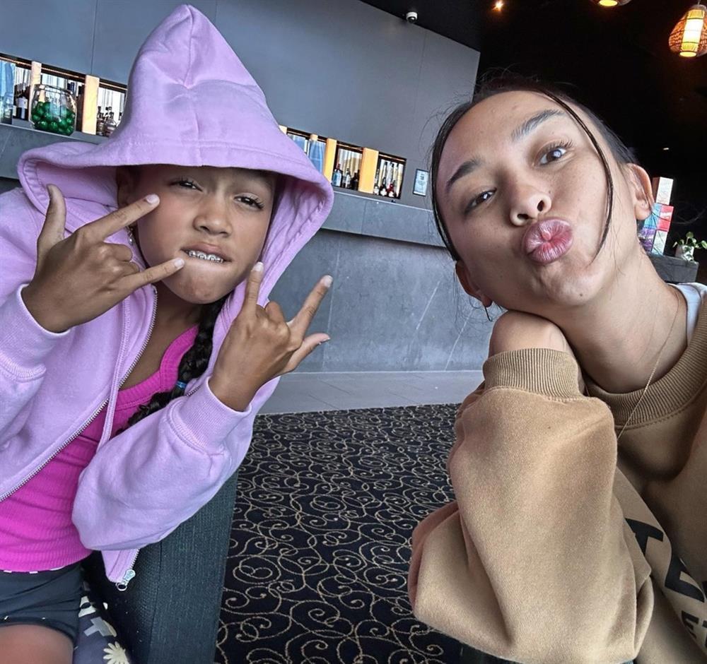 Người mẹ bị ném đá khi cho con gái nghỉ học để theo nghề TikTok-1