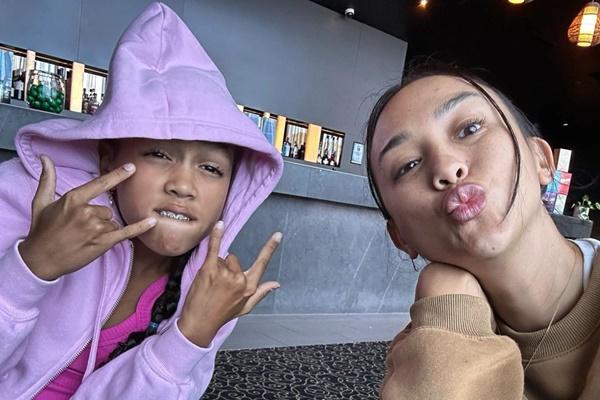 Cô gái bị ném đá vì diện quần được vẽ bằng sơn đến phòng tập-2