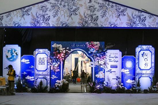 Rạp ăn hỏi của Quang Hải đẹp lung linh trên sân vận động