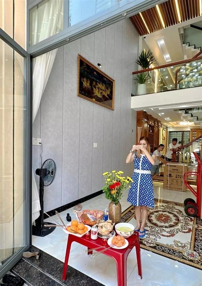 Nữ ca sĩ Việt lần đầu đưa 2 quý tử về Việt Nam, tậu nhà 10 tỷ ở TP.HCM, có hẳn bộ sưu tập siêu xe cực cháy-1