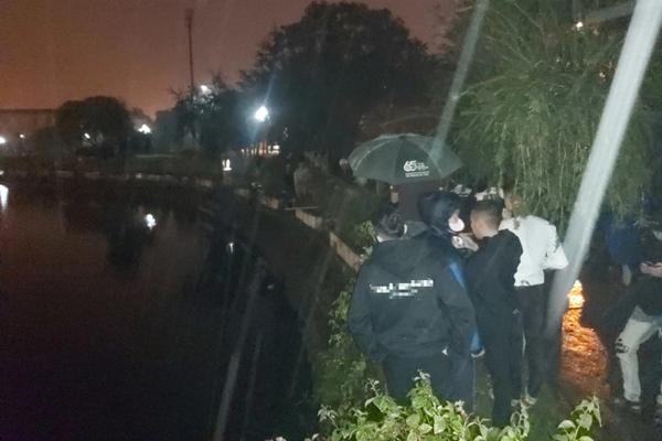 Nam sinh rơi xuống hồ tử vong: Triệu tập nhóm học sinh liên quan-3