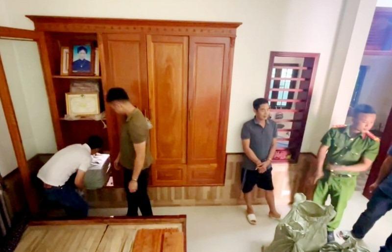 Chế hầm bí mật sau tủ quần áo để giấu 720 kg pháo nổ-1