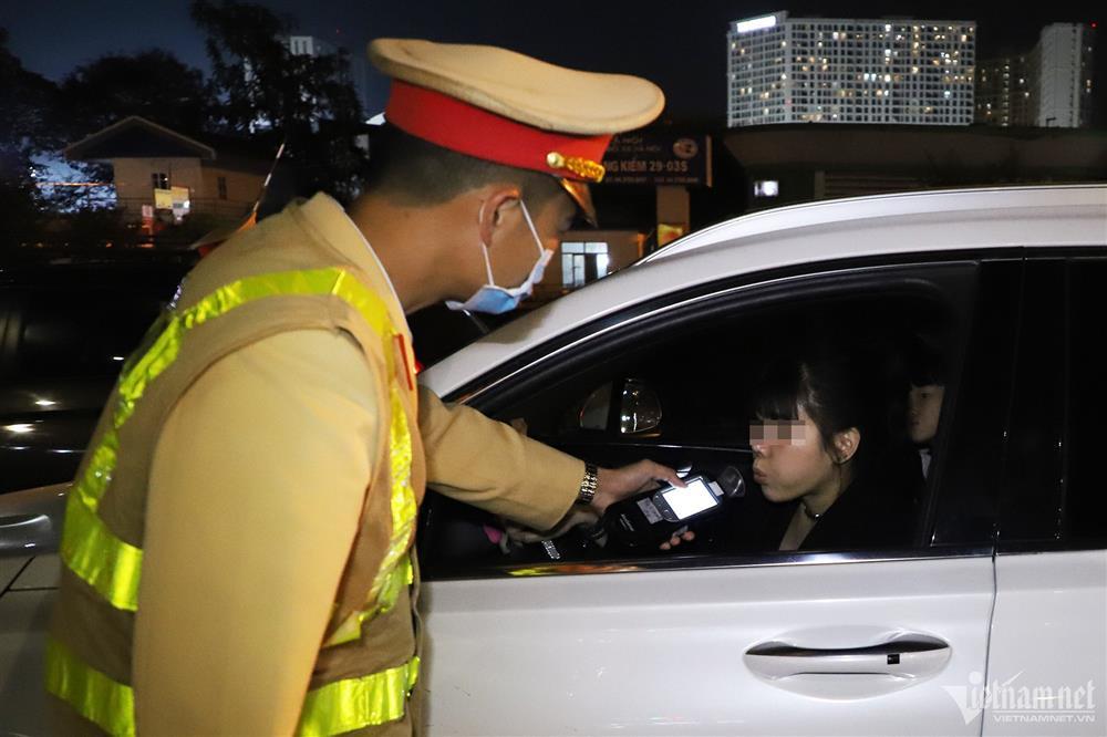 Nam tài xế nhận bị tâm thần để né kiểm tra nồng độ cồn trong đêm giao thừa-2