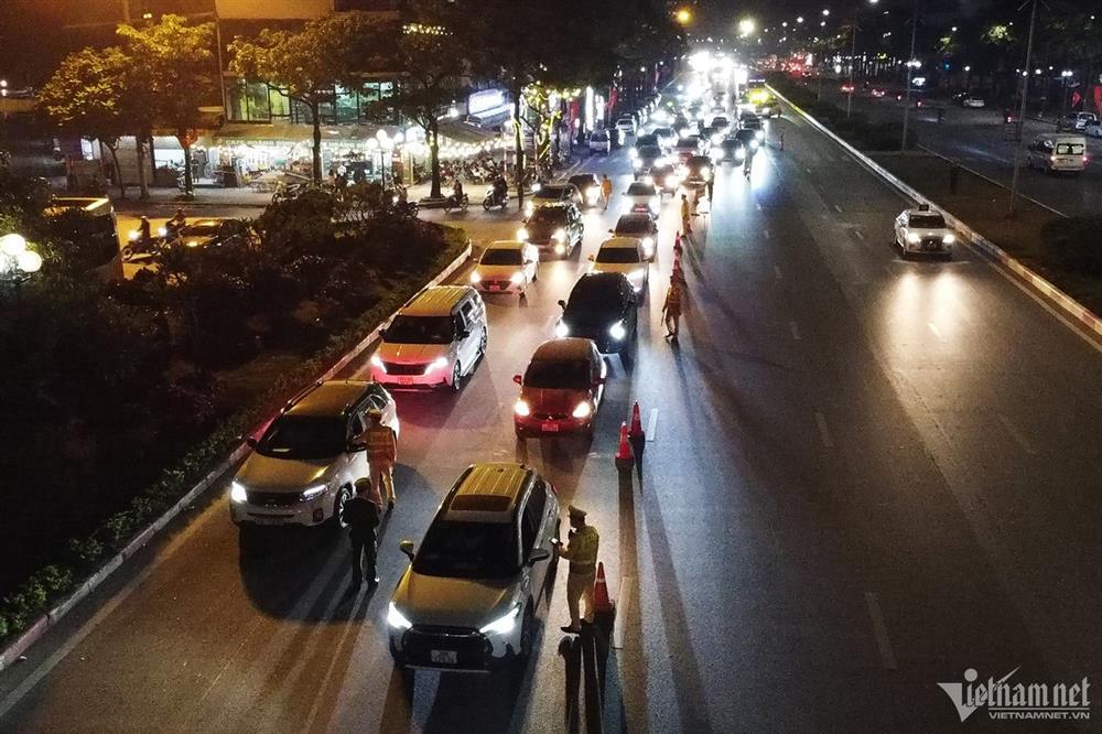 Nam tài xế nhận bị tâm thần để né kiểm tra nồng độ cồn trong đêm giao thừa-4