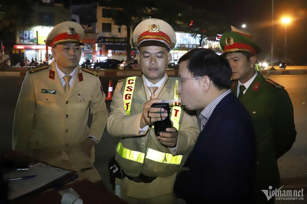 Nam tài xế nhận bị tâm thần để né kiểm tra nồng độ cồn trong đêm giao thừa-6