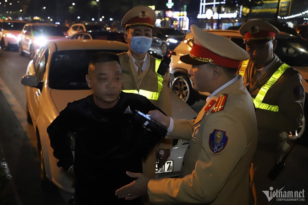 Nam tài xế nhận bị tâm thần để né kiểm tra nồng độ cồn trong đêm giao thừa-7
