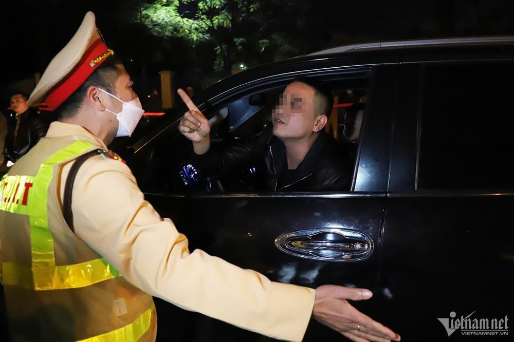 Nam tài xế nhận bị tâm thần để né kiểm tra nồng độ cồn trong đêm giao thừa-9