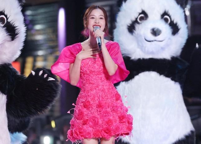 Chi Pu song ca cùng Huỳnh Hiểu Minh-1