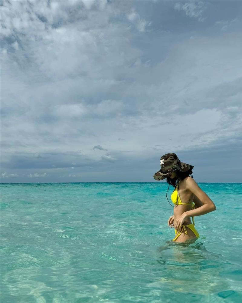 Lisa (BlackPink) tung ảnh bikini đón năm mới-4